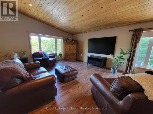 5631 Upper Big Chute Road, Severn, ON - Indoor Photo Showing Living Room