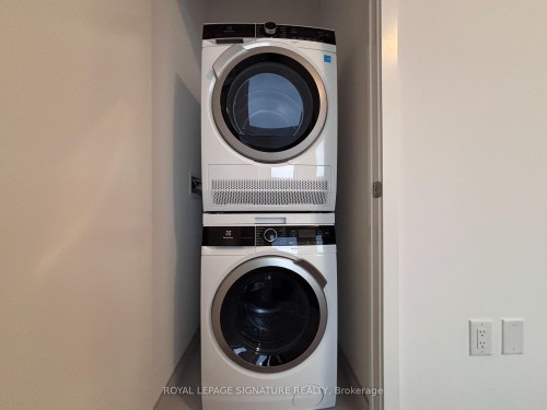 802-7439 Kingston Road, Toronto, ON - Indoor Photo Showing Laundry Room