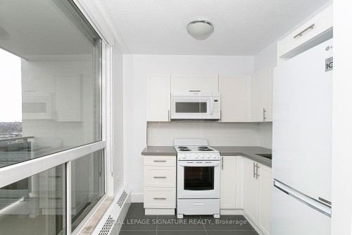 2102-666 Spadina Avenue, Toronto, ON - Indoor Photo Showing Kitchen