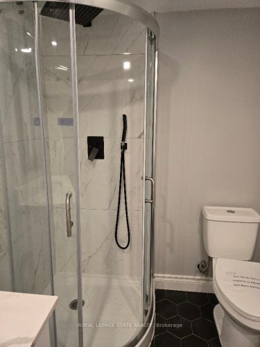 373 East 27Th Street, Hamilton, ON - Indoor Photo Showing Bathroom