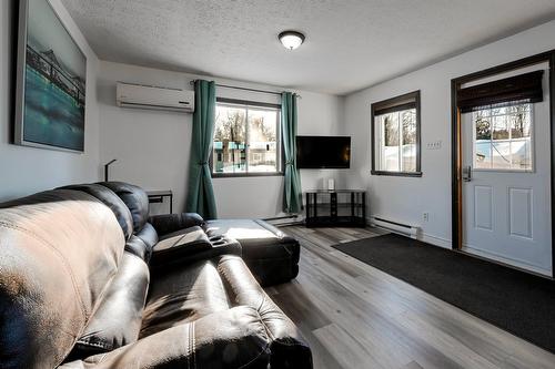 Salon - 14 Rue Gagné, Bromont, QC - Indoor Photo Showing Living Room