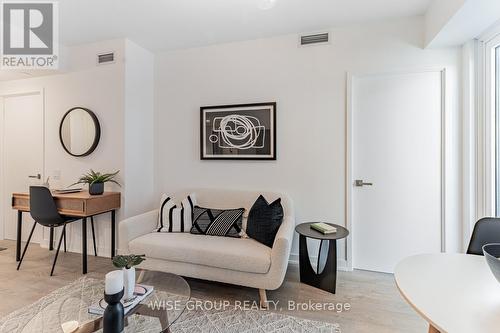 406 - 500 Wilson Avenue, Toronto, ON - Indoor Photo Showing Living Room