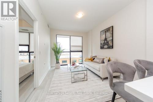 314 - 2916 Highway 7 Road, Vaughan, ON - Indoor Photo Showing Living Room