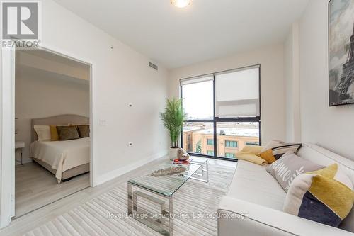 314 - 2916 Highway 7 Road, Vaughan, ON - Indoor Photo Showing Living Room