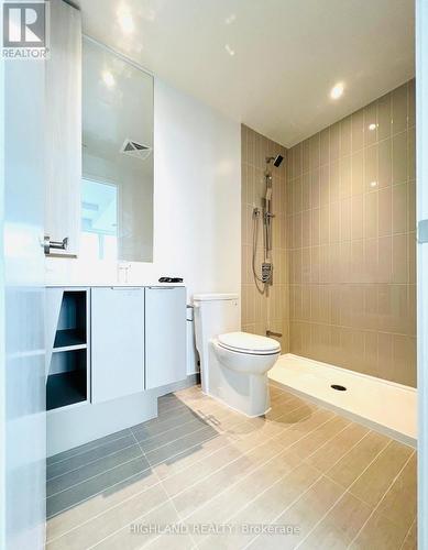 5706 - 3900 Confederation Parkway, Mississauga, ON - Indoor Photo Showing Bathroom