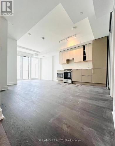 5706 - 3900 Confederation Parkway, Mississauga, ON - Indoor Photo Showing Kitchen