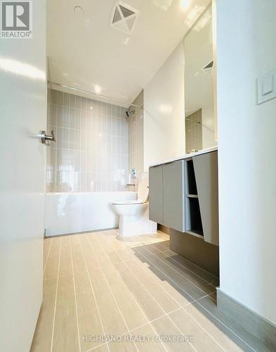 5706 - 3900 Confederation Parkway, Mississauga, ON - Indoor Photo Showing Bathroom