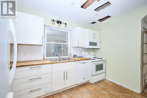 5113 Willmott Street, Niagara Falls (Cherrywood), ON - Indoor Photo Showing Kitchen With Double Sink