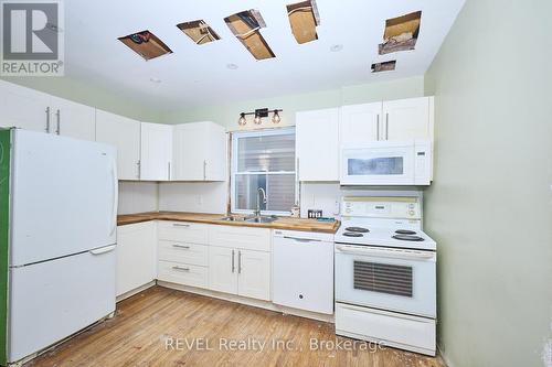 5113 Willmott Street, Niagara Falls (Cherrywood), ON - Indoor Photo Showing Kitchen With Double Sink