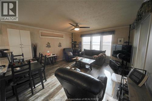 15895 Longwoods Road, Zone Township, ON - Indoor Photo Showing Living Room