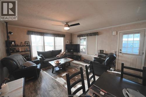 15895 Longwoods Road, Zone Township, ON - Indoor Photo Showing Living Room