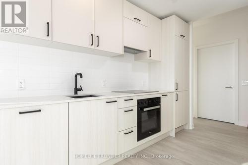 1414 - 1 Quarrington Lane, Toronto, ON - Indoor Photo Showing Kitchen