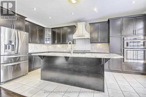 609 Gibson Crescent, Milton, ON - Indoor Photo Showing Kitchen With Upgraded Kitchen