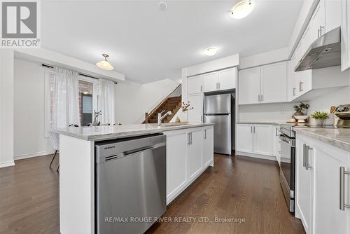 124 Laing Drive, Whitby, ON - Indoor Photo Showing Kitchen With Upgraded Kitchen