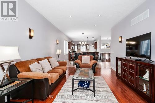 589 River Road E, Wasaga Beach, ON - Indoor Photo Showing Living Room