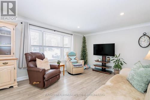 15 Derby Street, Orillia, ON - Indoor Photo Showing Living Room