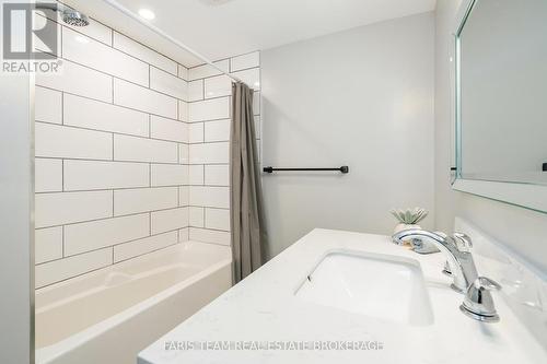 15 Derby Street, Orillia, ON - Indoor Photo Showing Bathroom