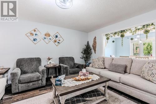 893 Bitterbush Crescent, London North, ON - Indoor Photo Showing Living Room