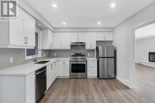1503 Lochlin Trail, Mississauga, ON - Indoor Photo Showing Kitchen With Double Sink