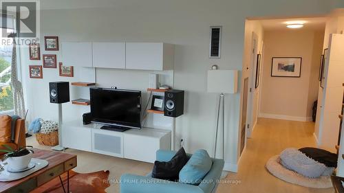 610 - 1 Palace Pier Court, Toronto, ON - Indoor Photo Showing Living Room