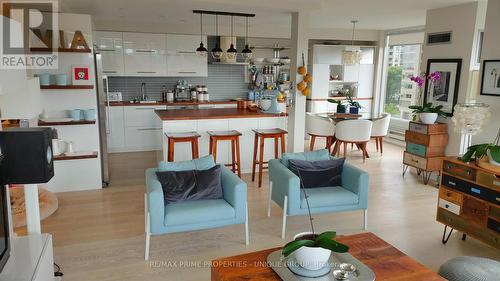 610 - 1 Palace Pier Court, Toronto, ON - Indoor Photo Showing Living Room