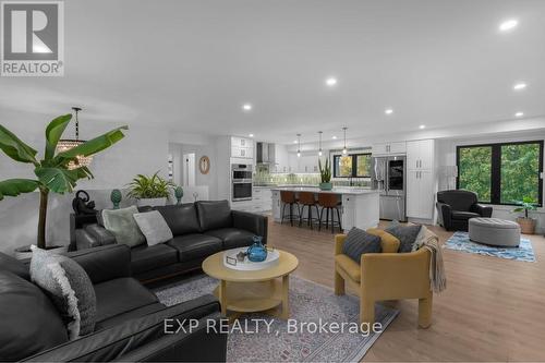 3169 King Street, Lincoln, ON - Indoor Photo Showing Living Room