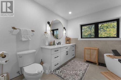 3169 King Street, Lincoln, ON - Indoor Photo Showing Bathroom