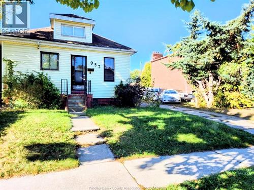 957 Campbell AVENUE  Windsor, ON N9B 2J4