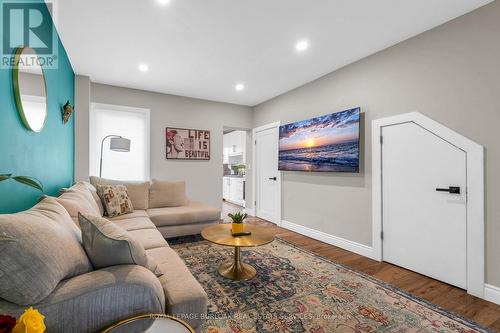 373 Emerald Street N, Hamilton, ON - Indoor Photo Showing Living Room