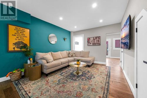 373 Emerald Street N, Hamilton, ON - Indoor Photo Showing Living Room