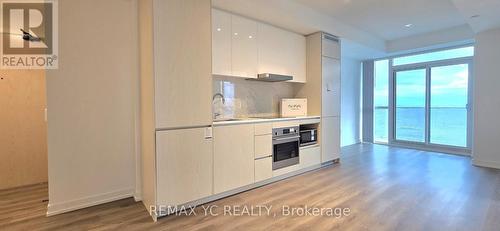 3912 - 28 Interchange Way, Vaughan, ON - Indoor Photo Showing Kitchen