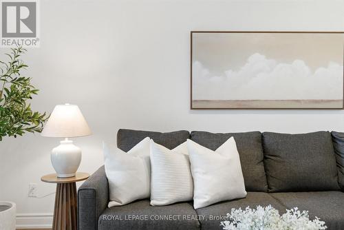 514 - 711 Rossland Road E, Whitby, ON - Indoor Photo Showing Living Room