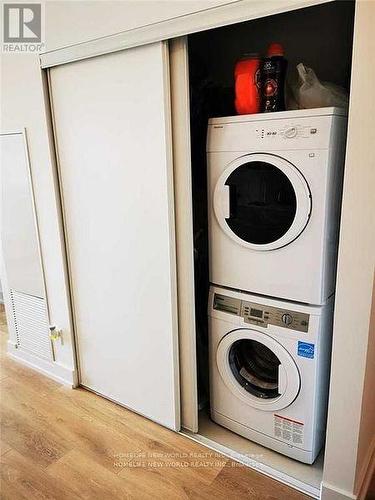 417 - 150 Fairview Mall Drive, Toronto, ON - Indoor Photo Showing Laundry Room