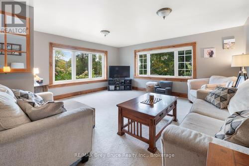 13 King Street, Brockton, ON - Indoor Photo Showing Living Room