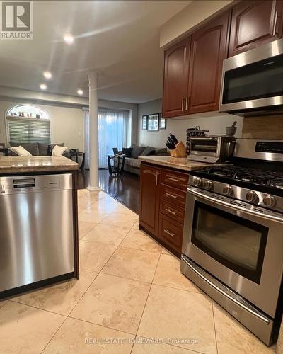 1129 Hickory Hollow Glen, Mississauga, ON - Indoor Photo Showing Kitchen