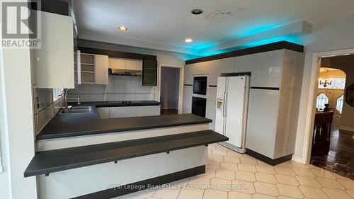 Upper - 2501 Mississauga Road, Mississauga, ON - Indoor Photo Showing Kitchen