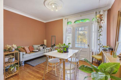 Salon - 780 Boul. St-Joseph E., Montréal (Le Plateau-Mont-Royal), QC - Indoor