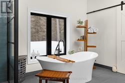 Huge Bathroom with Soaker Tub. - 