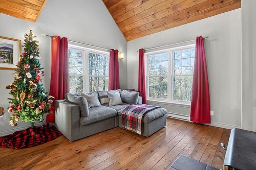 Salon - 4950 Ch. Laporte, Saint-Côme, QC - Indoor Photo Showing Living Room