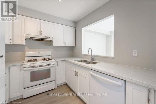 626 Taylor Crescent, Burlington, ON - Indoor Photo Showing Kitchen With Double Sink
