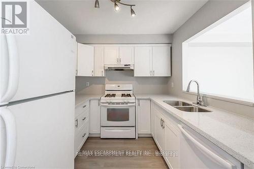 626 Taylor Crescent, Burlington, ON - Indoor Photo Showing Kitchen With Double Sink
