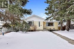 79 Chancellor Way NW  Calgary, AB T2K 1Y3