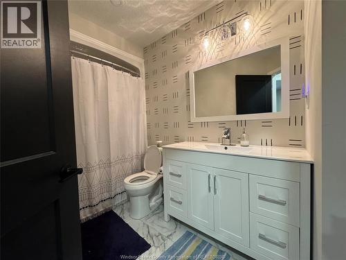 105 King Street East, Chatham, ON - Indoor Photo Showing Bathroom