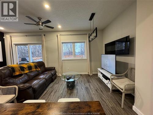 105 King Street East, Chatham, ON - Indoor Photo Showing Living Room