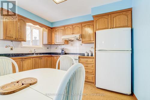 20 Peelton Heights Road, Brampton, ON - Indoor Photo Showing Kitchen