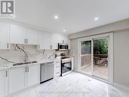 892 Sweetwater Crescent, Mississauga, ON - Indoor Photo Showing Kitchen With Double Sink