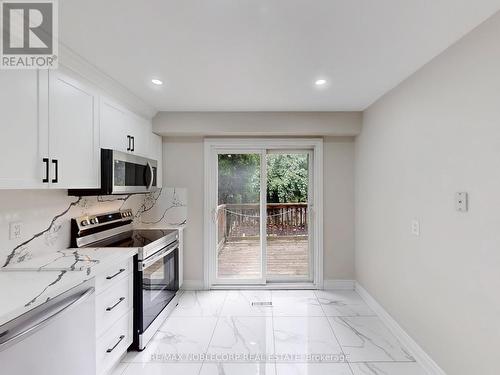 892 Sweetwater Crescent, Mississauga, ON - Indoor Photo Showing Kitchen