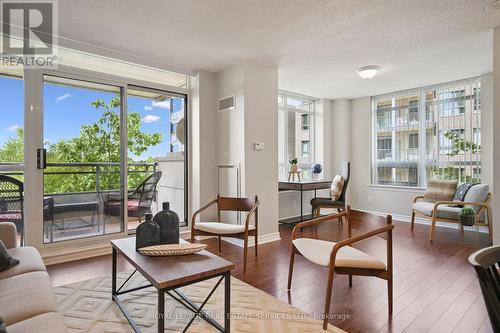 309 - 2391 Central Park Drive, Oakville, ON - Indoor Photo Showing Living Room