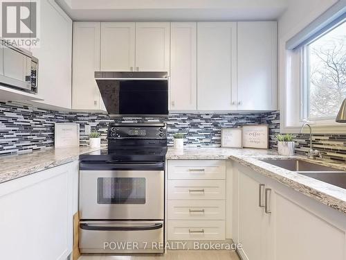 26 Suncrest Boulevard, Markham, ON - Indoor Photo Showing Kitchen With Upgraded Kitchen