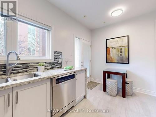 26 Suncrest Boulevard, Markham, ON - Indoor Photo Showing Kitchen
